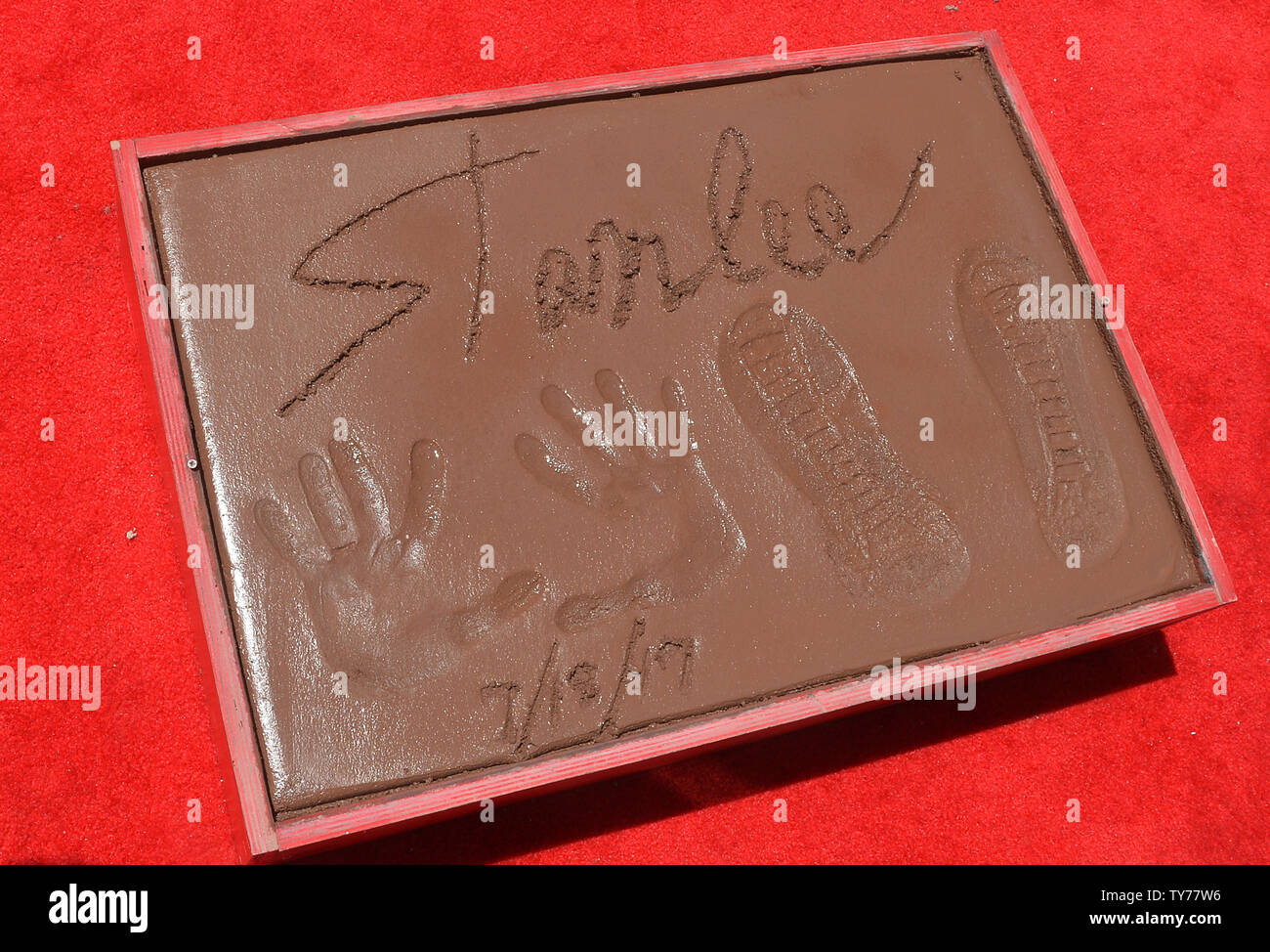 Auteur de bande dessinée Marvel Stan Lee sont empreintes de mains et de l'afficheur pendant une cérémonie immortalisant lui dans le parvis du théâtre chinois de Grauman (autrefois Grauman's) dans la section Hollywood de Los Angeles le 18 juillet 2017. Photo par Jim Ruymen/UPI Banque D'Images