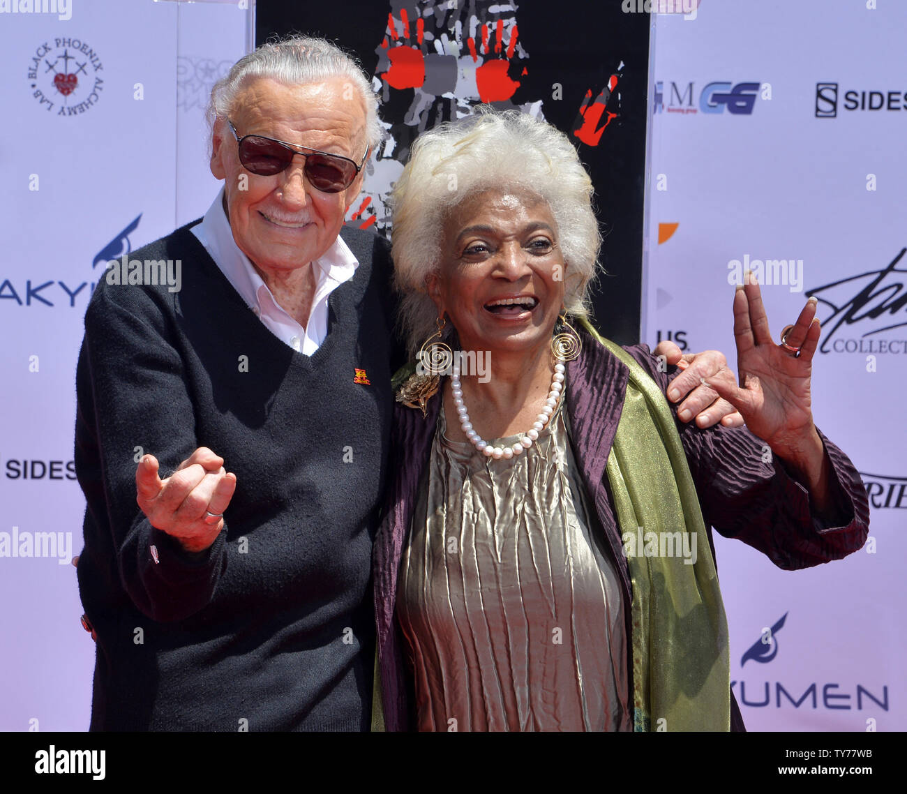 Auteur de bande dessinée Marvel Stan Lee et l'actrice Nichelle Nichols participer à une cérémonie empreinte de main et immortalisant lui dans le parvis du théâtre chinois de Grauman (autrefois Grauman's) dans la section Hollywood de Los Angeles le 18 juillet 2017. Photo par Jim Ruymen/UPI Banque D'Images