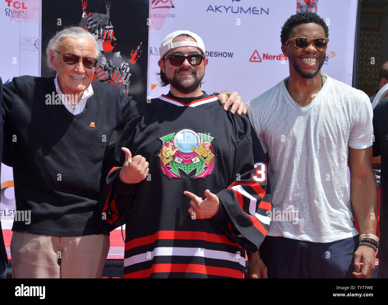 Auteur de bande dessinée Marvel Stan Lee, le réalisateur Kevin Smith et l'acteur Chadwick Boseman (L-R) participer à une cérémonie empreinte de main et immortalisant Lee dans l'avant-cour du Théâtre chinois de Grauman (autrefois Grauman's) dans la section Hollywood de Los Angeles le 18 juillet 2017. Photo par Jim Ruymen/UPI Banque D'Images