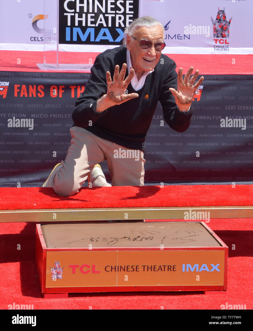 Auteur de bande dessinée Marvel Stan Lee participe à une cérémonie empreinte de main et immortalisant lui dans le parvis du théâtre chinois de Grauman (autrefois Grauman's) dans la section Hollywood de Los Angeles le 18 juillet 2017. Photo par Jim Ruymen/UPI Banque D'Images