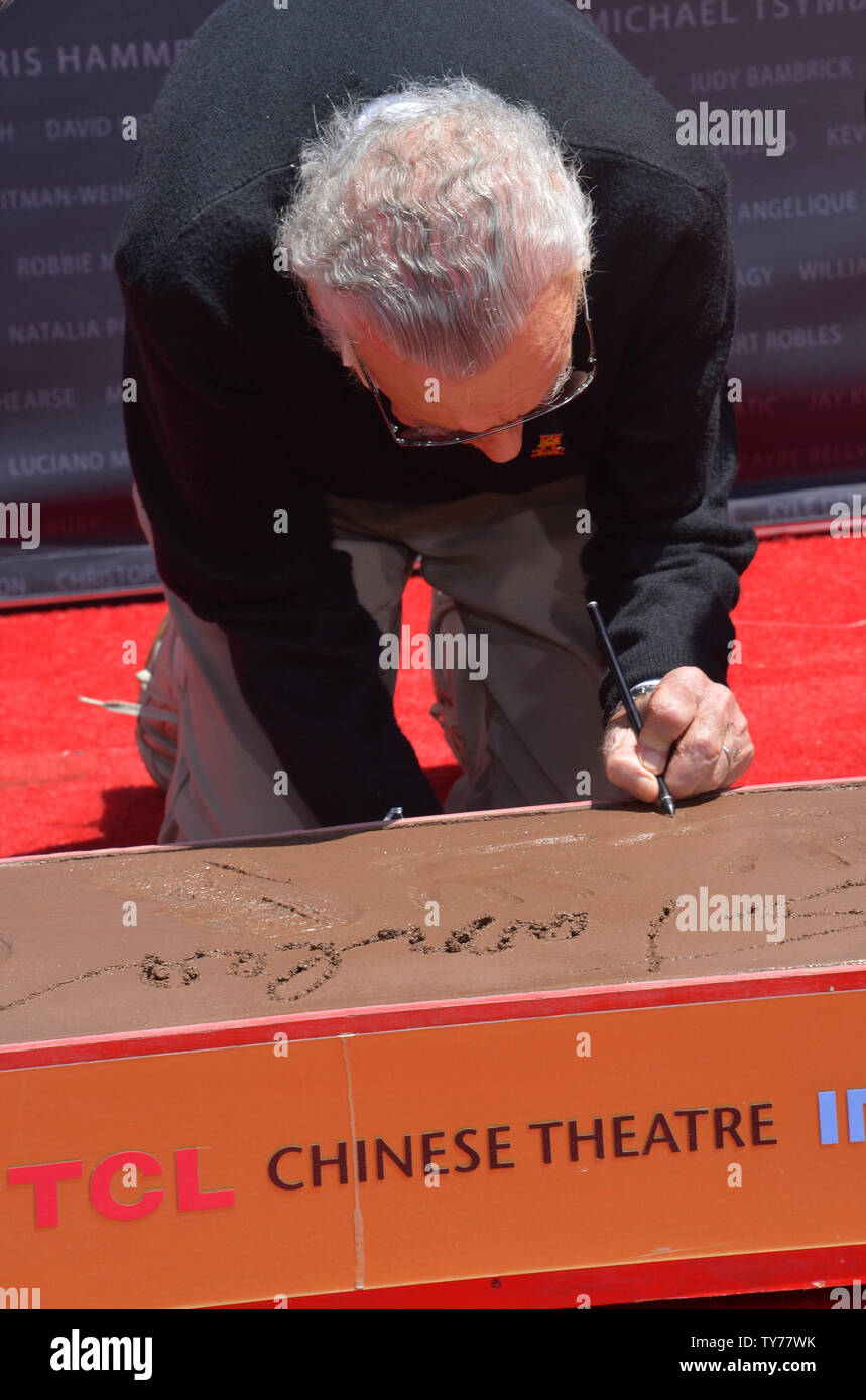 Auteur de bande dessinée Marvel Stan Lee participe à une cérémonie empreinte de main et immortalisant lui dans le parvis du théâtre chinois de Grauman (autrefois Grauman's) dans la section Hollywood de Los Angeles le 18 juillet 2017. Photo par Jim Ruymen/UPI Banque D'Images