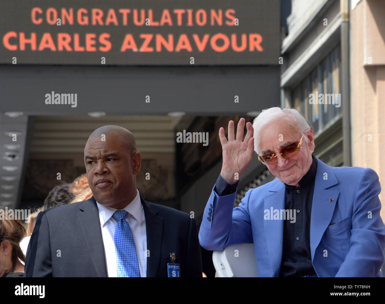 Acteur et chanteur français Charles Aznavour est présenté au cours d'une cérémonie de dévoilement d'honorer avec le 2,618ème étoile sur le Hollywood Walk of Fame à Los Angeles le 24 août 2017. Photo par Jim Ruymen/UPI Banque D'Images