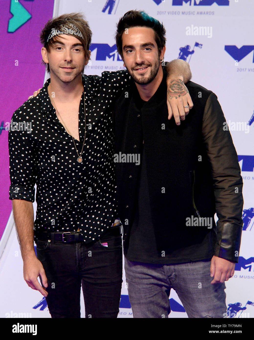 (L-R) Jack Barakat et Alex Gaskarth de tous les temps faibles arrivent pour la 34e conférence annuelle de MTV Video Music Awards au Forum à Inglewood, Californie le 27 août 2017. Photo par Jim Ruymen/UPI Banque D'Images