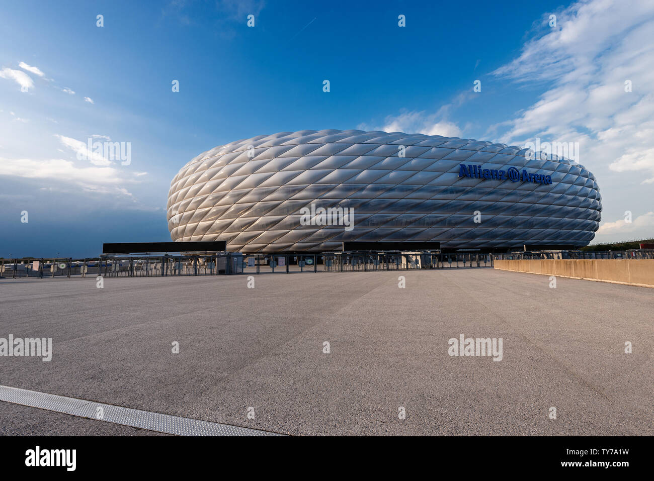 Allianz Arena (Fussball Arena Munchen, Schlauchboot), l'accueil stade de football pour le FC Bayern Munich. L'extérieur de l'ETFE gonflé panneaux plastiques. Banque D'Images