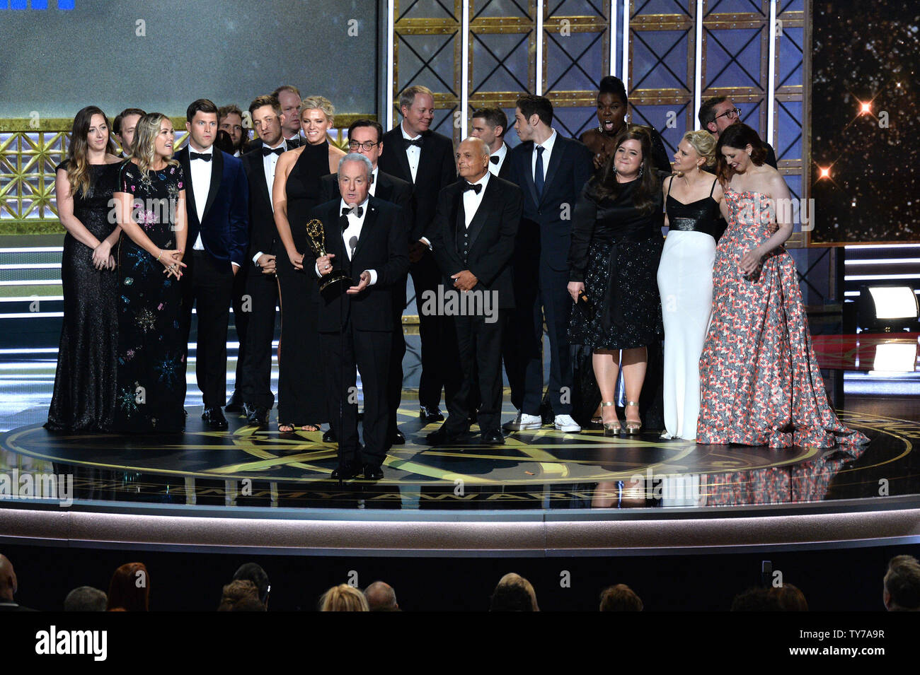 , Lorne Michaels et le cast/crew accepter le prix pour une série de croquis divers 'Samedi Soir', en direct sur scène lors de la 69 e assemblée annuelle Primetime Emmy Awards de Microsoft Theatre de Los Angeles le 17 septembre 2017. Photo par Jim Ruymen/UPI Banque D'Images