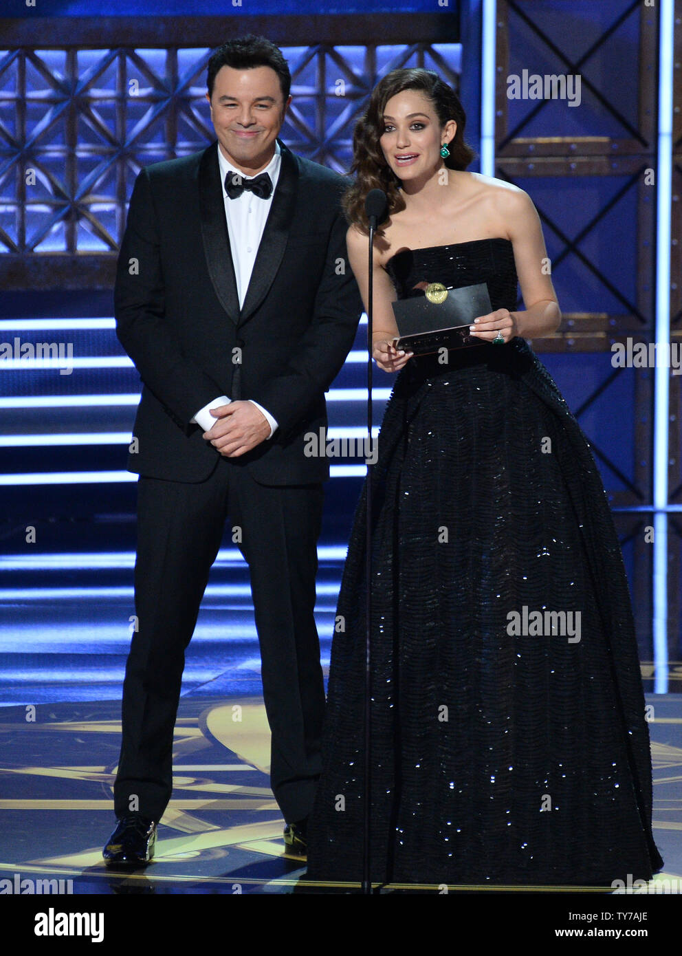 L'Acteur et producteur Seth MacFarlane et Emmy Rossum acteur sur scène lors de la 69 e assemblée annuelle Primetime Emmy Awards de Microsoft Theatre de Los Angeles le 17 septembre 2017. Photo par Jim Ruymen/UPI Banque D'Images