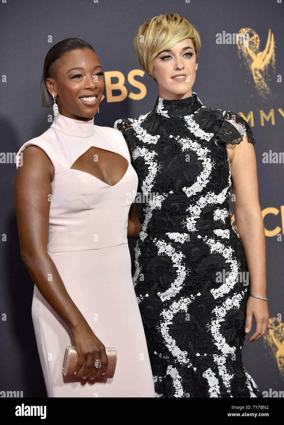 (L-R) Samira Acteur Wiley et Lauren Morelli arrivent pour la 69e Primetime Emmy Awards annuels chez Microsoft Theatre de Los Angeles le 17 septembre 2017. Photo par Christine Chew/UPI Banque D'Images