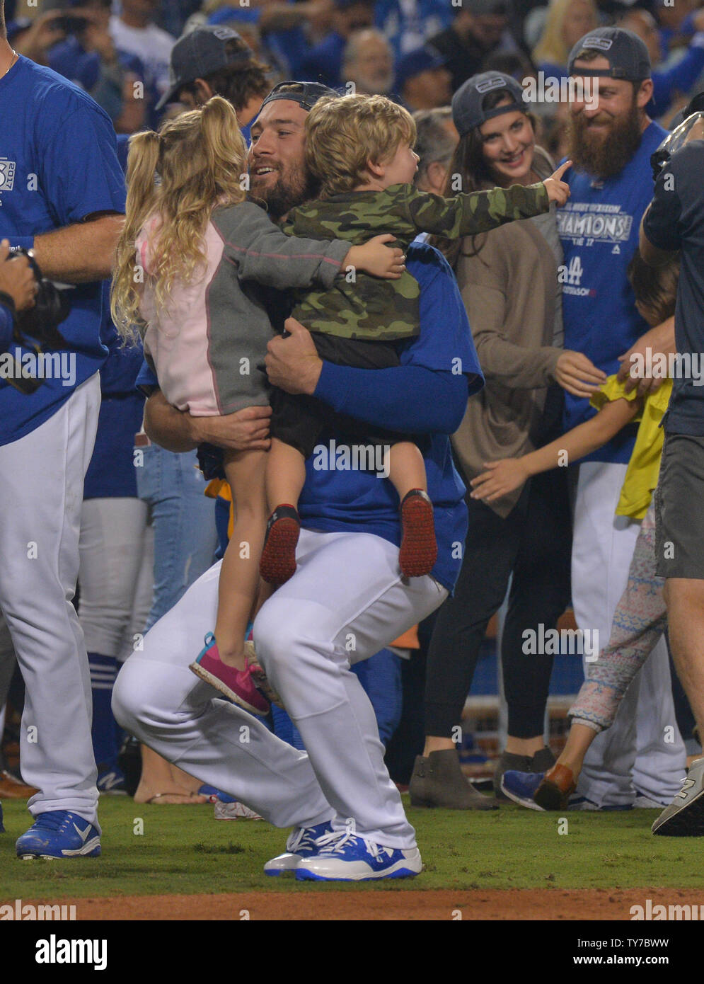 Célébrer des Dodgers de Los Angeles, avec femme, enfants et copines après les Dodgers a décroché son cinquième titre de l'ouest de la Ligue nationale, en battant les Giants de San Francisco 4-2, comme Cody Bellinger définir une recrue NL record avec son 39e home run. Photo par Jim Ruymen/UPI Banque D'Images