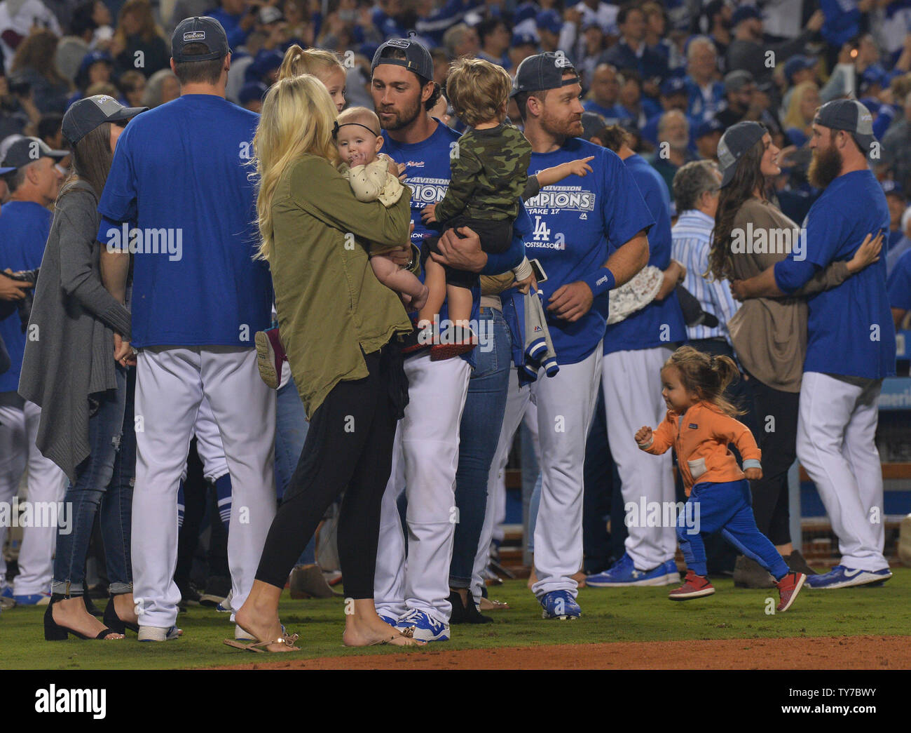 Célébrer des Dodgers de Los Angeles, avec femme, enfants et copines après les Dodgers a décroché son cinquième titre de l'ouest de la Ligue nationale, en battant les Giants de San Francisco 4-2, comme Cody Bellinger définir une recrue NL record avec son 39e home run. Photo par Jim Ruymen/UPI Banque D'Images