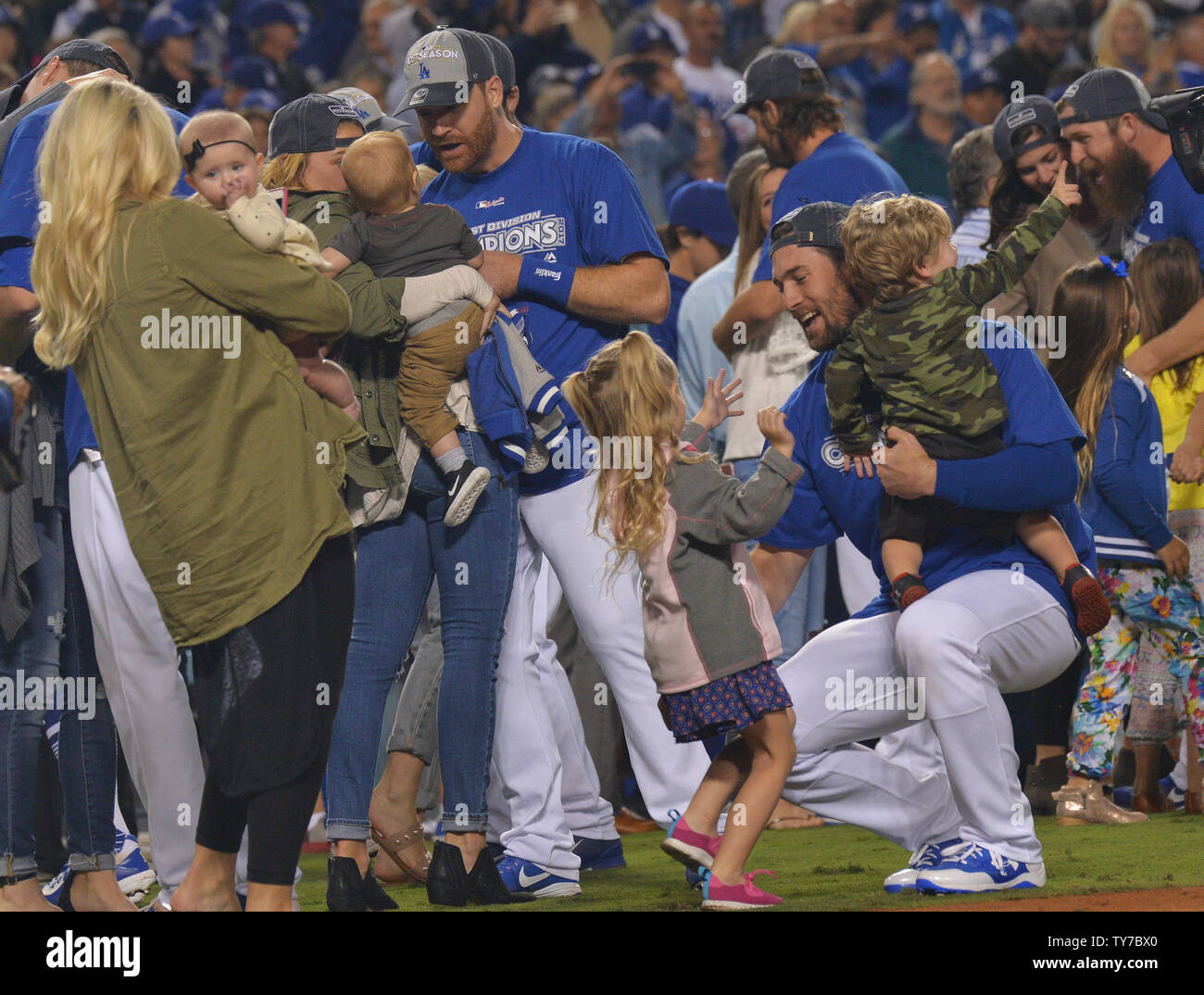 Célébrer des Dodgers de Los Angeles, avec femme, enfants et copines après les Dodgers a décroché son cinquième titre de l'ouest de la Ligue nationale, en battant les Giants de San Francisco 4-2, comme Cody Bellinger définir une recrue NL record avec son 39e home run. Photo par Jim Ruymen/UPI Banque D'Images