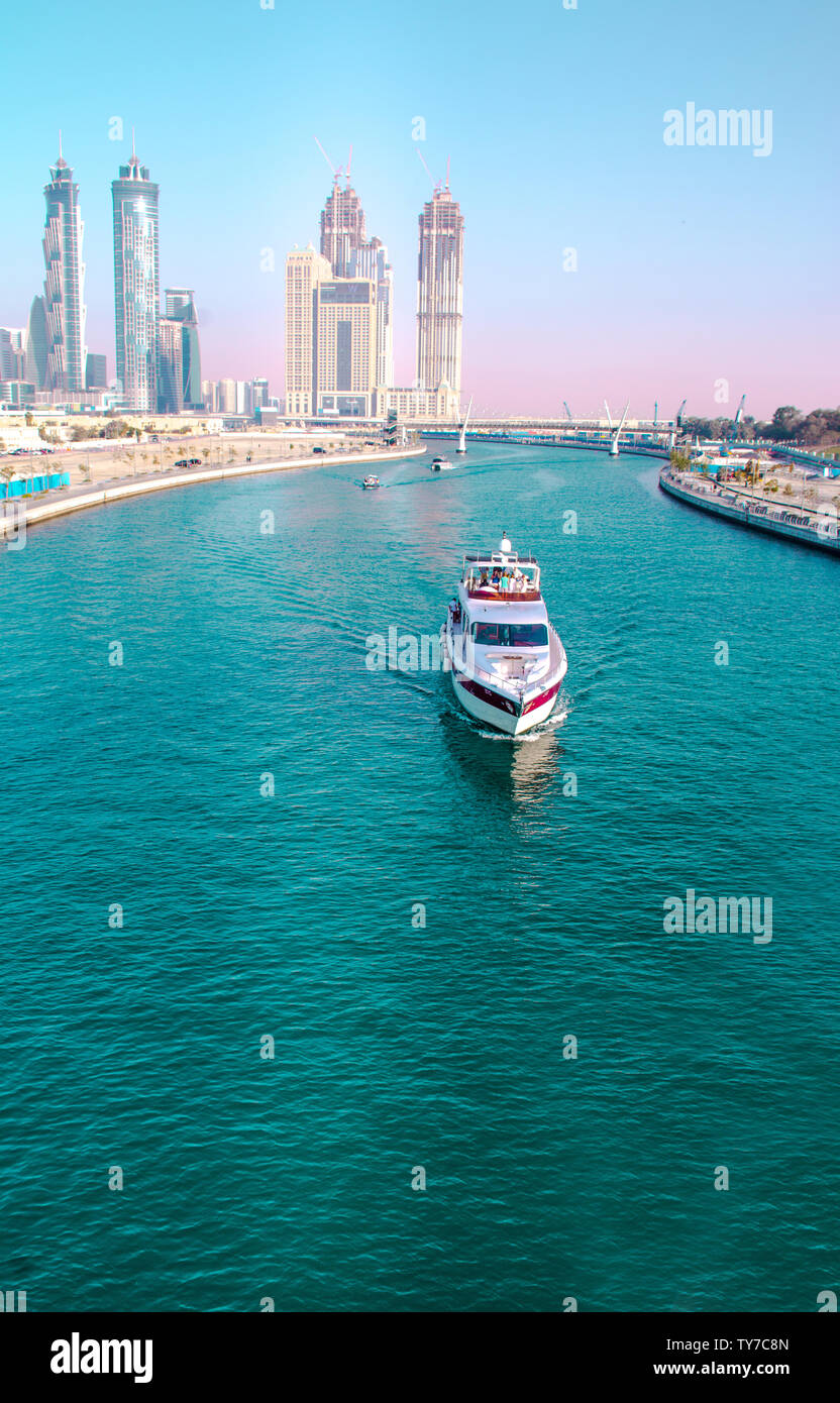 Bateau de l'eau de Dubaï attraction touristique célèbre canal pont tolérance meilleur endroit pour passer des vacances Banque D'Images