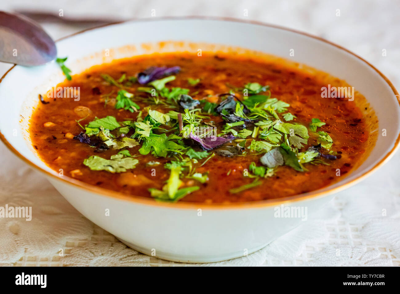 Soupe Kharcho géorgienne traditionnelle de verdure dans la plaque fermer Banque D'Images