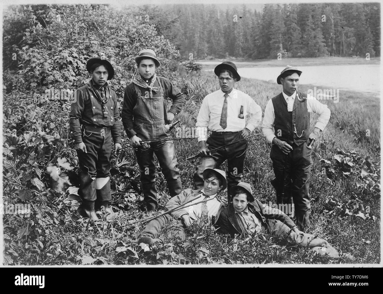 Klawock. groupe sportif ; la portée et contenu : rangée du haut, de gauche à droite : Richard Collings, ? Chuck Billy, Sam ?  ; Rangée du bas, de gauche à droite : George Jones, Peratovich. Prises par B.A. Haldane. Banque D'Images