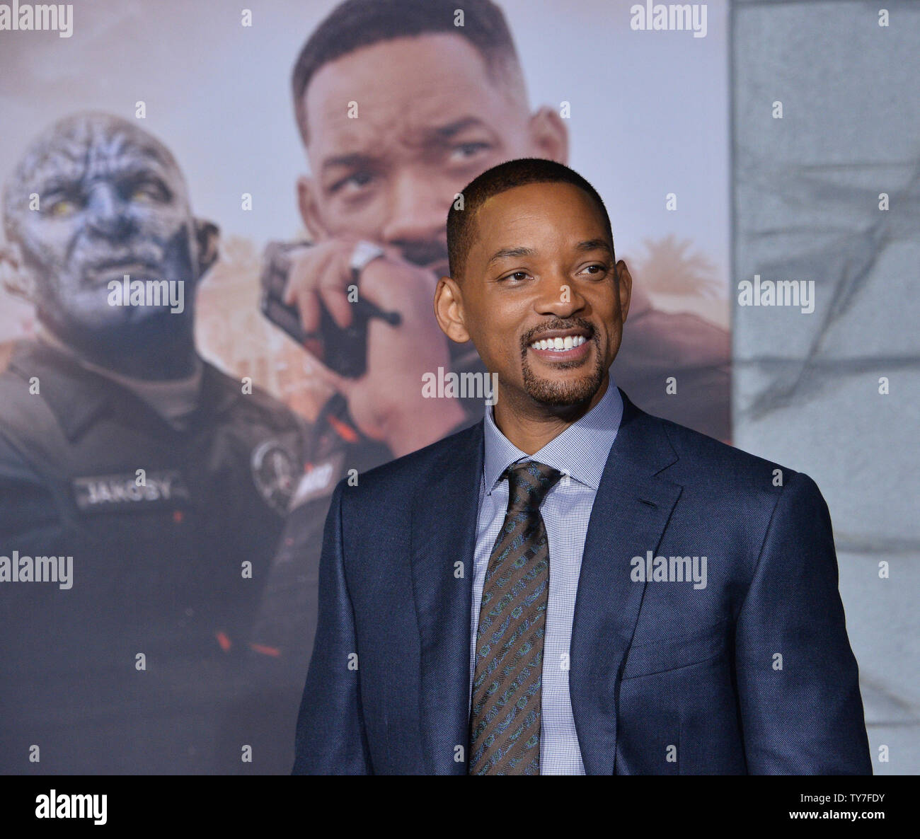 Will Smith acteur assiste à la première de The Motion Picture science-fiction thriller 'Luminosité' au Regency Village Theatre dans la section de Westwood Los Angeles le 13 décembre 2017. Scénario : Situé dans un monde où les créatures mystiques vivent côte à côte avec les humains. Un cop est forcé de travailler avec un orque pour trouver une arme tout le monde est prêt à tuer pour. Photo par Jim Ruymen/UPI Banque D'Images