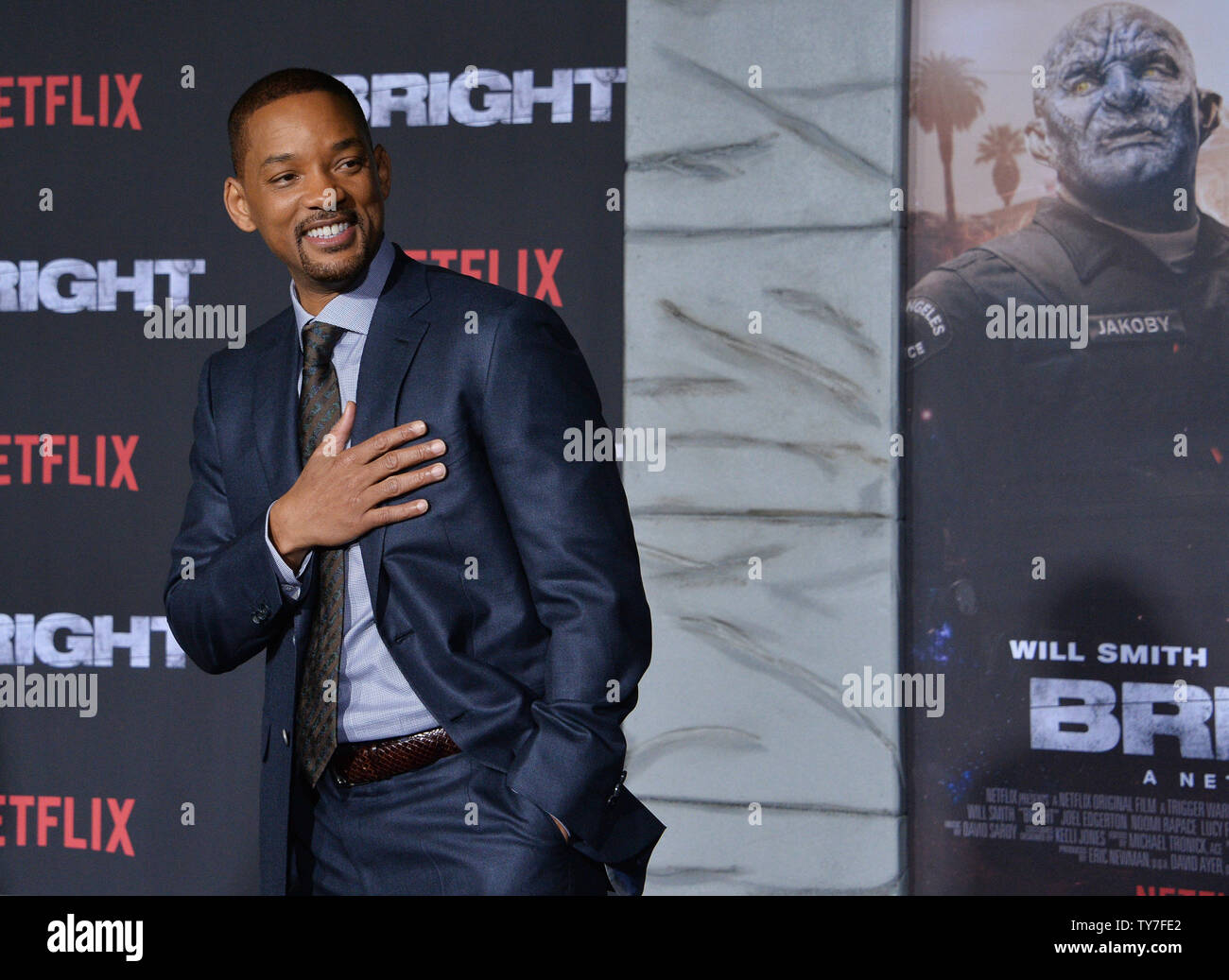 Will Smith acteur assiste à la première de The Motion Picture science-fiction thriller 'Luminosité' au Regency Village Theatre dans la section de Westwood Los Angeles le 13 décembre 2017. Scénario : Situé dans un monde où les créatures mystiques vivent côte à côte avec les humains. Un cop est forcé de travailler avec un orque pour trouver une arme tout le monde est prêt à tuer pour. Photo par Jim Ruymen/UPI Banque D'Images