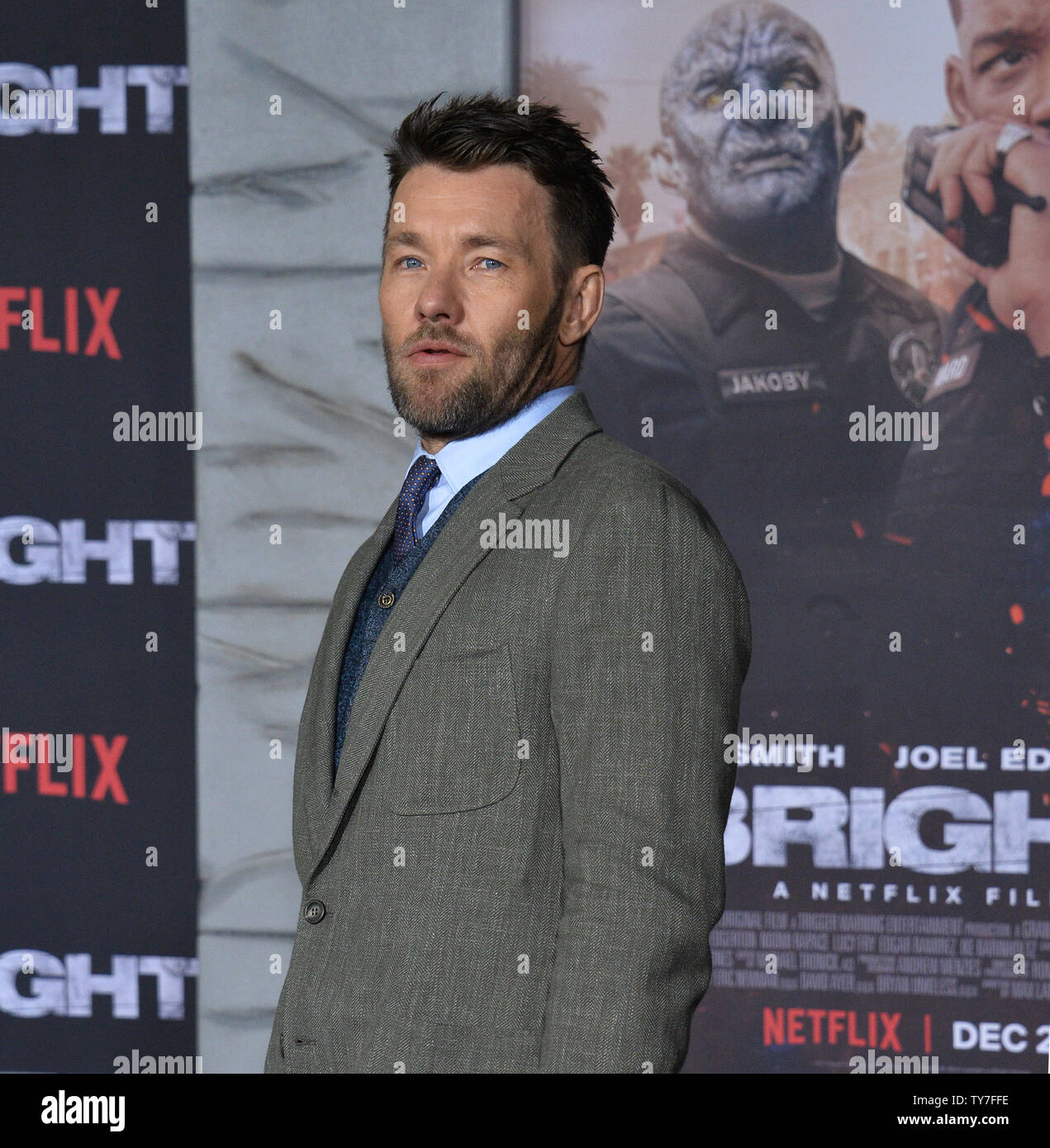 Joel Edgerton acteur assiste à la première de The Motion Picture science-fiction thriller 'Luminosité' au Regency Village Theatre dans la section de Westwood Los Angeles le 13 décembre 2017. Scénario : Situé dans un monde où les créatures mystiques vivent côte à côte avec les humains. Un cop est forcé de travailler avec un orque pour trouver une arme tout le monde est prêt à tuer pour. Photo par Jim Ruymen/UPI Banque D'Images