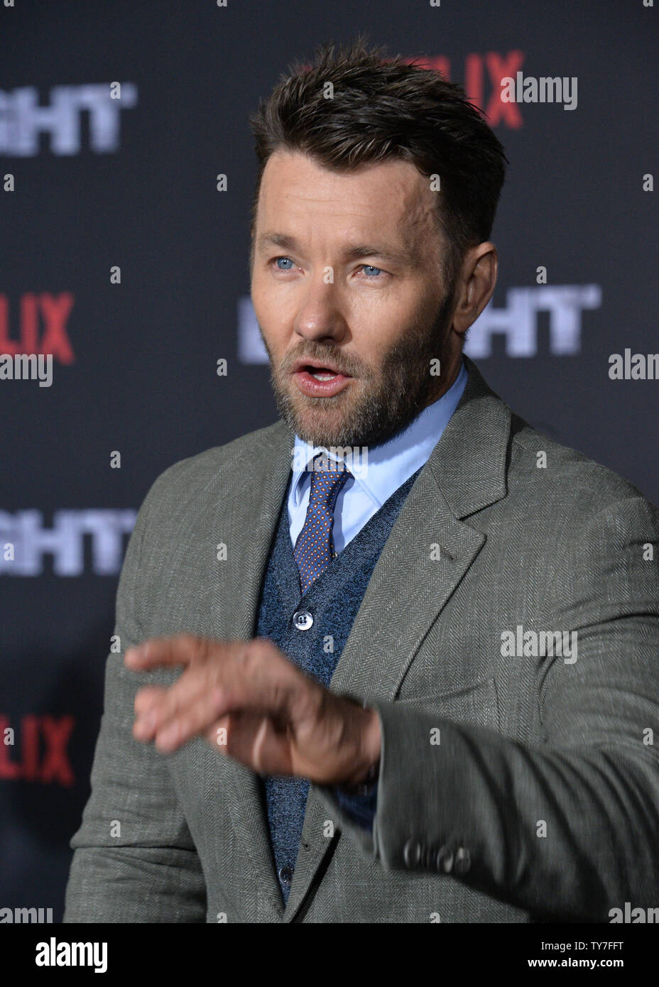Joel Edgerton acteur assiste à la première de The Motion Picture science-fiction thriller 'Luminosité' au Regency Village Theatre dans la section de Westwood Los Angeles le 13 décembre 2017. Scénario : Situé dans un monde où les créatures mystiques vivent côte à côte avec les humains. Un cop est forcé de travailler avec un orque pour trouver une arme tout le monde est prêt à tuer pour. Photo par Jim Ruymen/UPI Banque D'Images