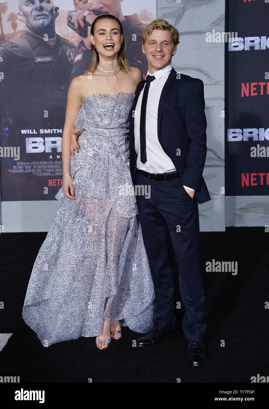 Lucy Fry acteur et un invité de l'assister à la première du film de science-fiction thriller 'Luminosité' au Regency Village Theatre dans la section de Westwood Los Angeles le 13 décembre 2017. Scénario : Situé dans un monde où les créatures mystiques vivent côte à côte avec les humains. Un cop est forcé de travailler avec un orque pour trouver une arme tout le monde est prêt à tuer pour. Photo par Jim Ruymen/UPI Banque D'Images