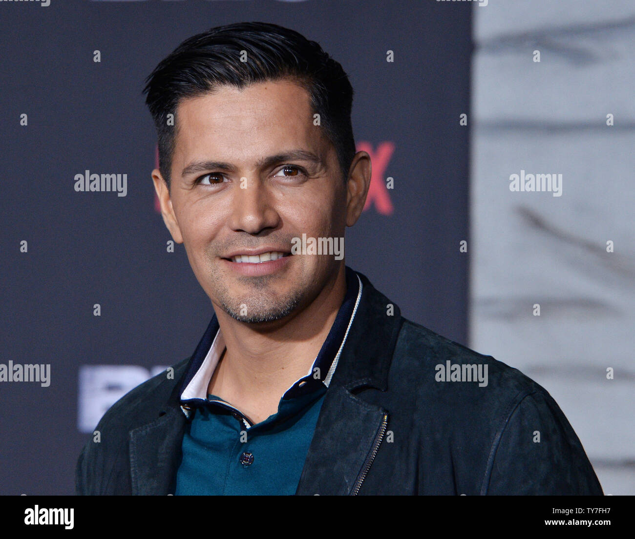 Acteur Jay Hernandez assiste à la première de The Motion Picture science-fiction thriller 'Luminosité' au Regency Village Theatre dans la section de Westwood Los Angeles le 13 décembre 2017. Scénario : Situé dans un monde où les créatures mystiques vivent côte à côte avec les humains. Un cop est forcé de travailler avec un orque pour trouver une arme tout le monde est prêt à tuer pour. Photo par Jim Ruymen/UPI Banque D'Images