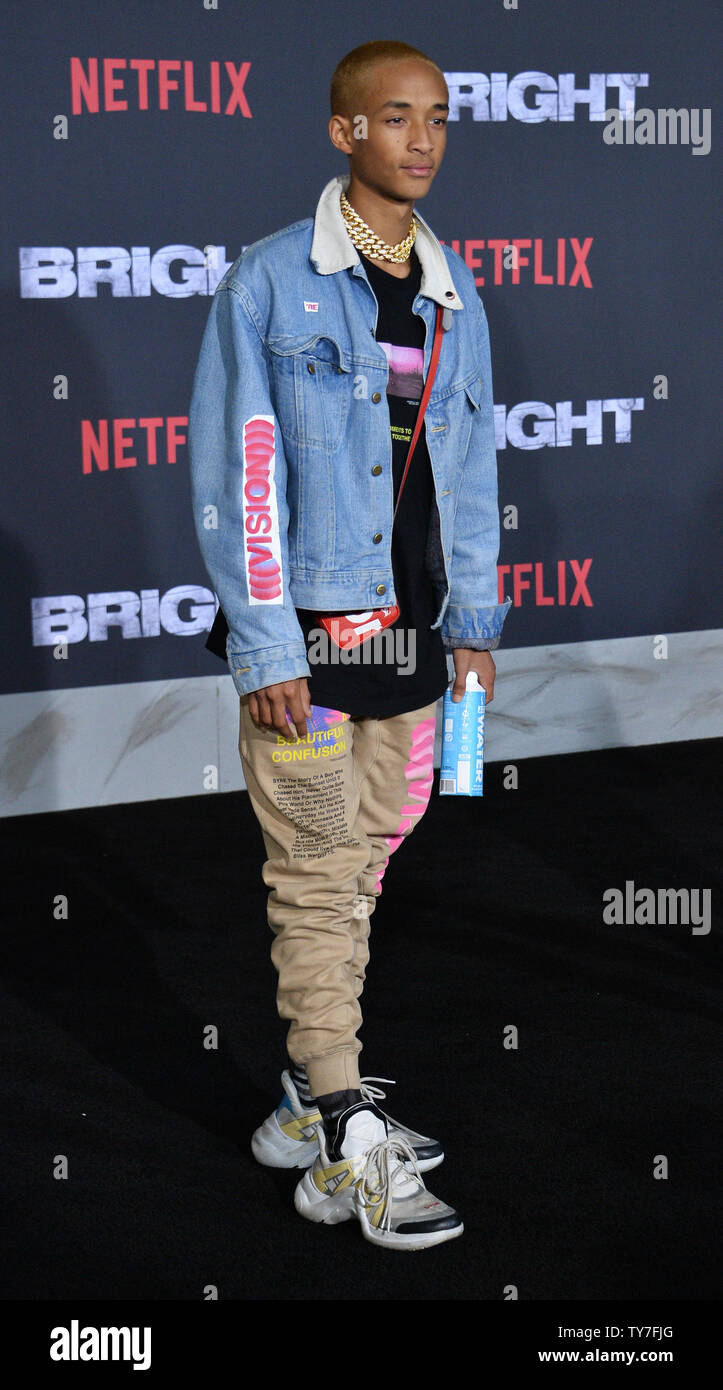 Jaden Smith acteur assiste à la première de The Motion Picture science-fiction thriller 'Luminosité' au Regency Village Theatre dans la section de Westwood Los Angeles le 13 décembre 2017. Scénario : Situé dans un monde où les créatures mystiques vivent côte à côte avec les humains. Un cop est forcé de travailler avec un orque pour trouver une arme tout le monde est prêt à tuer pour. Photo par Jim Ruymen/UPI Banque D'Images