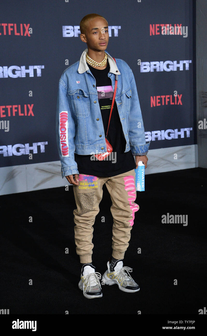 Jaden Smith acteur assiste à la première de The Motion Picture science-fiction thriller 'Luminosité' au Regency Village Theatre dans la section de Westwood Los Angeles le 13 décembre 2017. Scénario : Situé dans un monde où les créatures mystiques vivent côte à côte avec les humains. Un cop est forcé de travailler avec un orque pour trouver une arme tout le monde est prêt à tuer pour. Photo par Jim Ruymen/UPI Banque D'Images