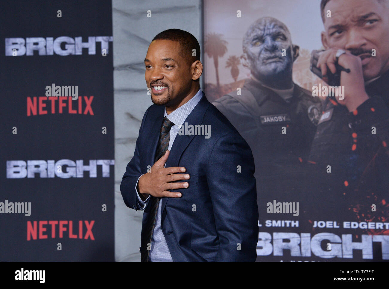 Will Smith acteur assiste à la première de The Motion Picture science-fiction thriller 'Luminosité' au Regency Village Theatre dans la section de Westwood Los Angeles le 13 décembre 2017. Scénario : Situé dans un monde où les créatures mystiques vivent côte à côte avec les humains. Un cop est forcé de travailler avec un orque pour trouver une arme tout le monde est prêt à tuer pour. Photo par Jim Ruymen/UPI Banque D'Images