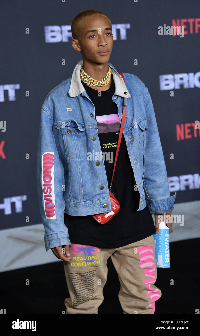 Jaden Smith acteur assiste à la première de The Motion Picture science-fiction thriller 'Luminosité' au Regency Village Theatre dans la section de Westwood Los Angeles le 13 décembre 2017. Scénario : Situé dans un monde où les créatures mystiques vivent côte à côte avec les humains. Un cop est forcé de travailler avec un orque pour trouver une arme tout le monde est prêt à tuer pour. Photo par Jim Ruymen/UPI Banque D'Images