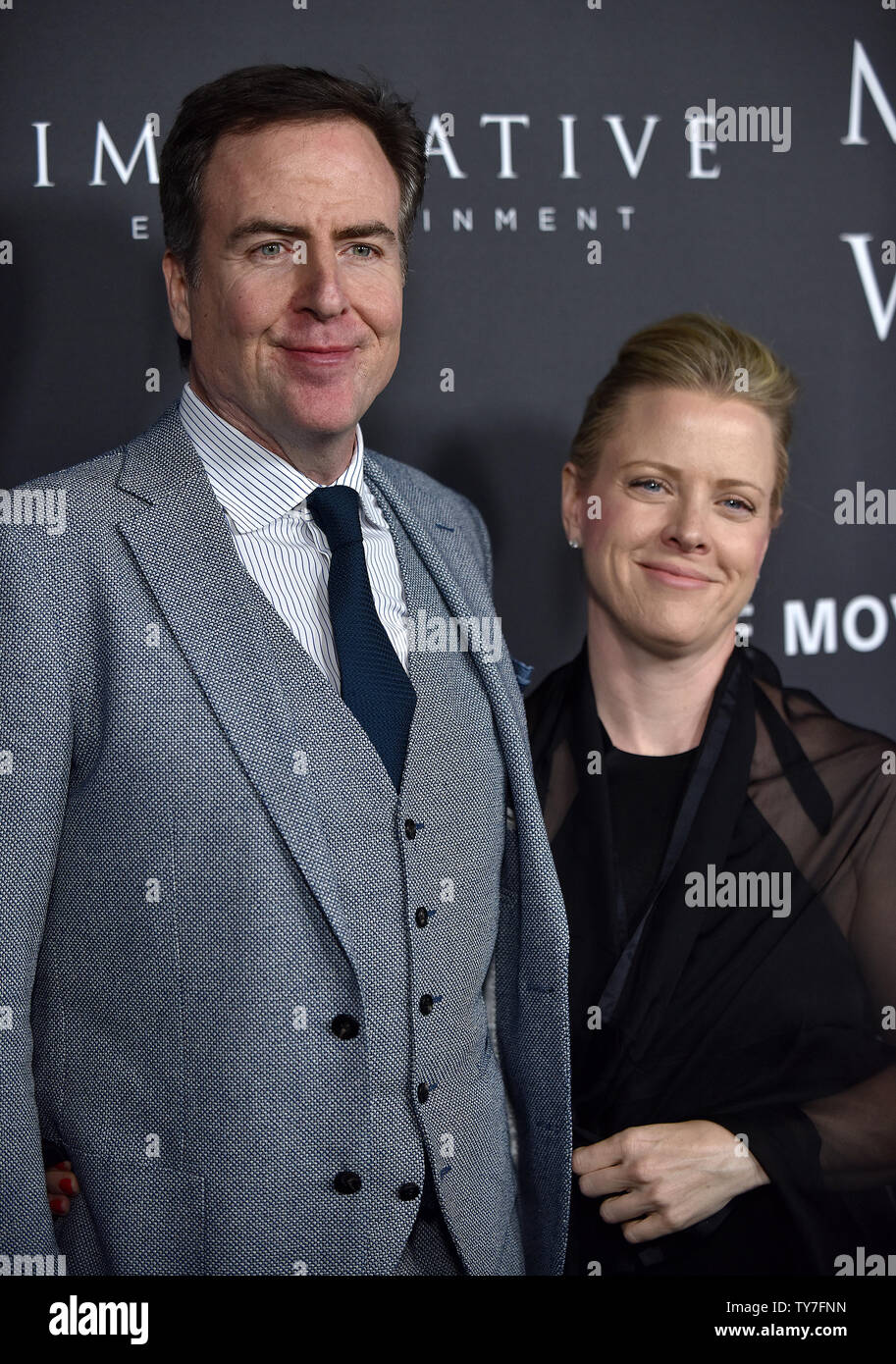 L'auteur David Scarpa (L) et l'invité assister à la première mondiale de 'tout l'argent dans le monde" au Samuel Goldwyn Theater de Los Angeles le 18 décembre 2017. Photo de Chris Chew/UPI Banque D'Images