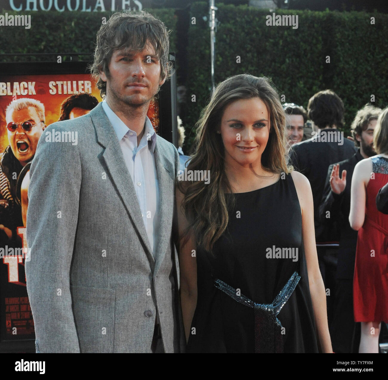 L'actrice Alicia Silverstone et Christopher Jarecki assister à la première mondiale de 2003 'Tropic Thunder' dans la région de Los Angeles dans ce fichier photo. Silverstone a officiellement demandé le divorce de son mari Christopher Jarecki après avoir été séparés pendant plus de deux ans. L 'Clueless' star cité des différences irréconciliables comme la cause de leur split, selon TMZ. Silverstone et Jarecki lié le noeud en 2005 après huit ans ensemble et ont un sept-année-vieux fils nommé Bear Blu. Photo par Jim Ruymen/UPI Banque D'Images