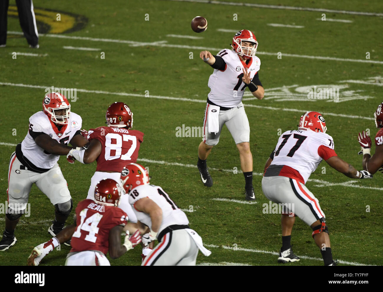 Les Bulldogs de Géorgie quarterback Jake Fromm passe le ballon au cours de l'Ohio humains pendant la Rose Bowl de Pasadena, Californie le 1 janvier 2018. Photo par Jon SooHoo/UPI Banque D'Images