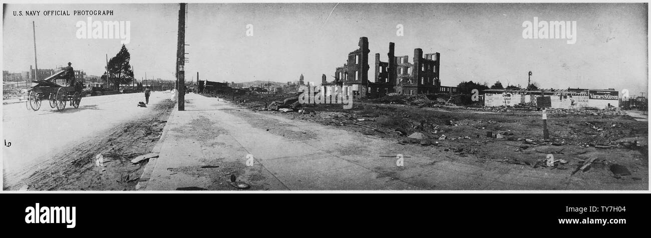 Photographie de paysage de San Francisco pendant le séisme et l'incendie de 1906 ; la portée et contenu : c'est un grand angle de vue. Légende complète :[niveau rue vue ouest vers les collines. Buggy tiré par des chevaux dans le premier plan à gauche et le dôme de la ville dans l'extrême droite bakground.] Notes générales : Cette photographie a probablement imprimé dans les années 1950. Banque D'Images