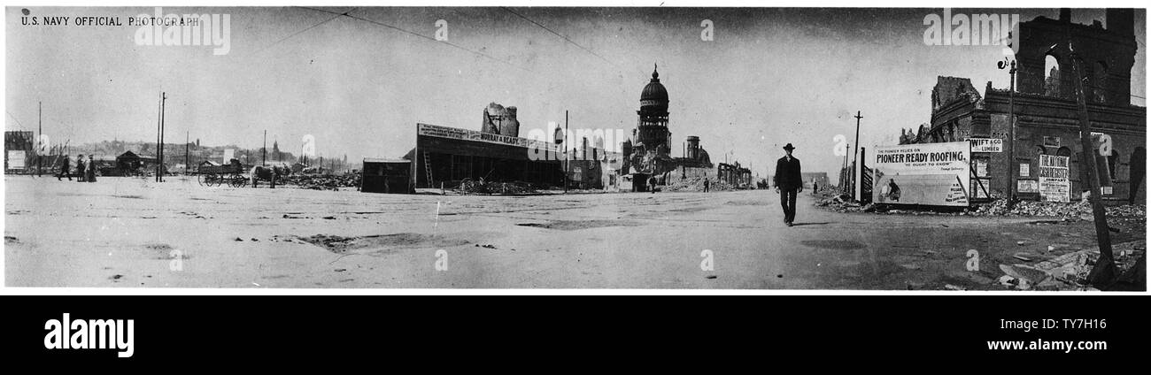 Photographie de paysage de San Francisco pendant le séisme et l'incendie de 1906 ; la portée et contenu : c'est un grand angle de vue. Légende complète : [ voir au niveau de la rue en direction du sud à partir de l'intersection de l'Avenue Van Ness et Market Street avec une vue plus précise de la demeure de l'hôtel de ville avec des gens à l'avant-plan et l'arrière-plan.] Notes générales : Cette photographie a probablement imprimé dans les années 1950. Banque D'Images