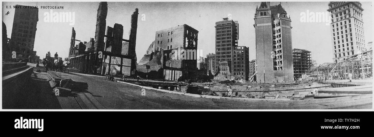 Photographie de paysage de San Francisco pendant le séisme et l'incendie de 1906 ; la portée et contenu : c'est un grand angle de vue. Légende complète : [Street niveau -vue vers l'ouest. À l'intersection de la quatrième et de Market Street avec quatrième au premier plan . À l'extrême droite est l'Speckels Buildging (l'appel) sur la construction de l'extrême droite de la vue. En face c'est la banque d'épargne mutuelle. Les deux de ces bâtiments ont été reconstruits et sont encore debout aujourd'hui. ] Notes générales : Cette photographie a probablement imprimé dans les années 1950. Banque D'Images