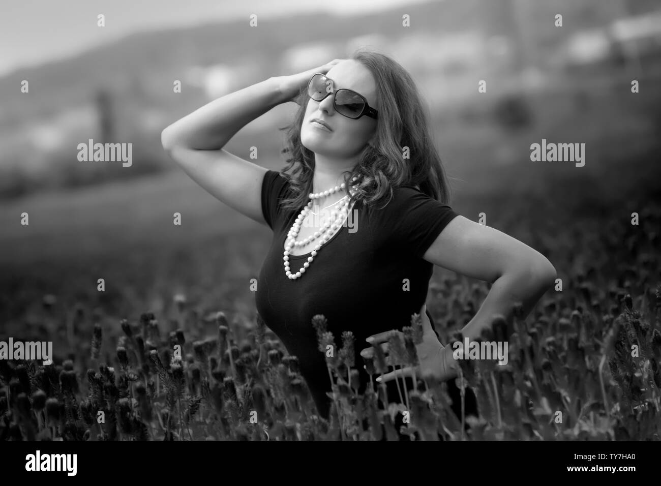 Belle femme avec cheveux en robe. Closeup portrait Art. Banque D'Images