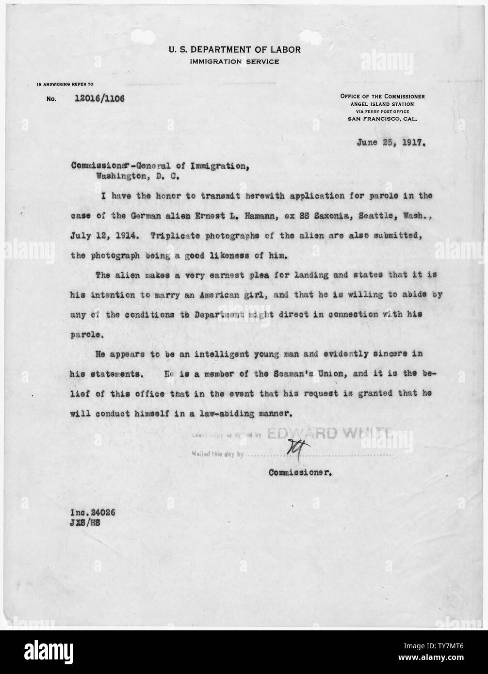 Lettre du commissaire de l'Immigration, de l'Angel Island, au Commissaire général de l'Immigration à propos étranger ennemi Ernst Hamann. ; la portée et contenu : Ce document est d'une affaire relative à l'origine allemand Ernst Hamann qui ont eu la malchance d'arriver aux États-Unis quelques jours après que le président Wilson l'étranger ennemi proclamation du 6 avril 1917. Hamann a été interné sur l'Angel Island dans la baie de San Francisco. Banque D'Images