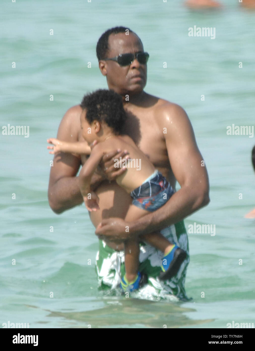 Baby Mama Nicole Alvarez a continué ses vacances au bord de la piscine de Miami avec et leur jeune fils. Nicole Alvarez semblait avoir plusieurs marques de ce qui semblait être des ecchymoses sur son corps. Baby daddy Le Dr Murray n'était pas où les trouver. Cardiologue Conrad Murray aurait été payé 150 000 dollars par mois pour agir en tant que médecin personnel de Michael Jackson. Il m'a prescrit des niveaux excessivement élevés du propofol à Jackson, qui aurait été à l'origine du décès du chanteur. Le 31 juillet 2010 à Miami, en Floride. People : Nicole Alvarez Credit : tempêtes Media Group/Alamy Live News Banque D'Images