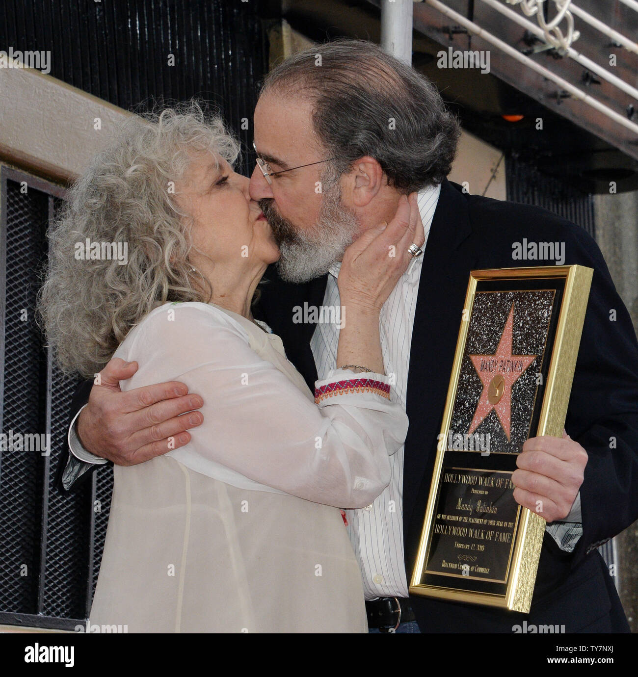 L'acteur Mandy Patinkin est rejoint par son épouse, l'actrice Kathryn minable au cours d'une cérémonie de dévoilement d'honorer avec le 2,629ème étoile sur le Hollywood Walk of Fame à Los Angeles le 12 janvier 2018. Photo par Jim Ruymen/UPI Banque D'Images