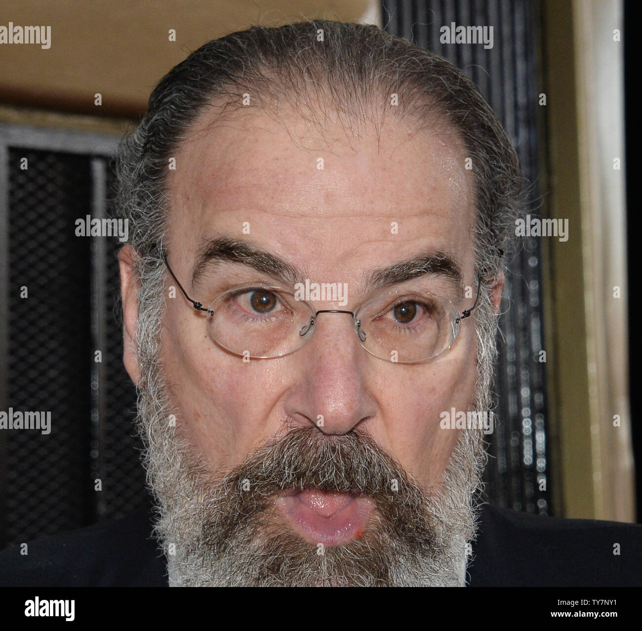 L'acteur Mandy Patinkin est interviewé au cours d'une cérémonie de dévoilement d'honorer avec le 2,629ème étoile sur le Hollywood Walk of Fame à Los Angeles le 12 janvier 2018. Photo par Jim Ruymen/UPI Banque D'Images