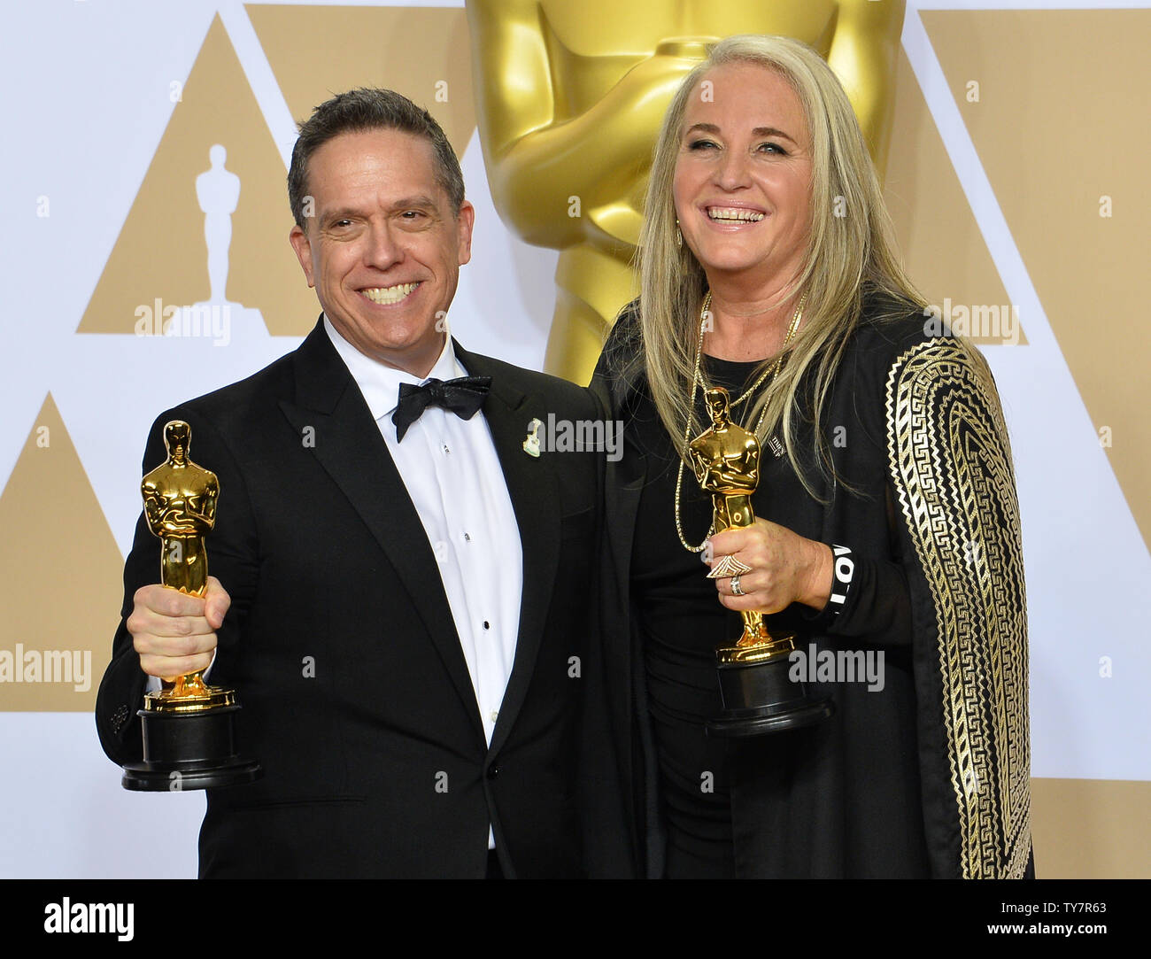 Cinéastes Lee Unkrich (L) et Darla K. Anderson, lauréats du prix du Meilleur Film d'animation pour "Coco", apparaissent avec leur backstage Oscars lors de la 90th annual Academy Awards à l'hôtel Loews Hollywood Hotel dans la section Hollywood de Los Angeles le 4 mars 2018. Photo par Jim Ruymen/UPI Banque D'Images