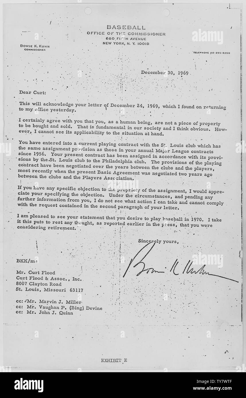 Lettre à Curtis de notations K. Bowie Kuhn, commissaire du baseball indiquant que l'inondation était lié par son contrat et l'accord négocié par l'Association des joueurs ; la portée et contenu : Ce document est déposé dans le cas de Curtis C. Flood, demandeur, contre K. Bowie Kuhn, commissaire du baseball, Charles S. Feeney, Président de la Ligue nationale, Joseph E. Cronin, Président de la ligue américaine, et vingt-quatre équipes professionnelles de base-ball. Banque D'Images