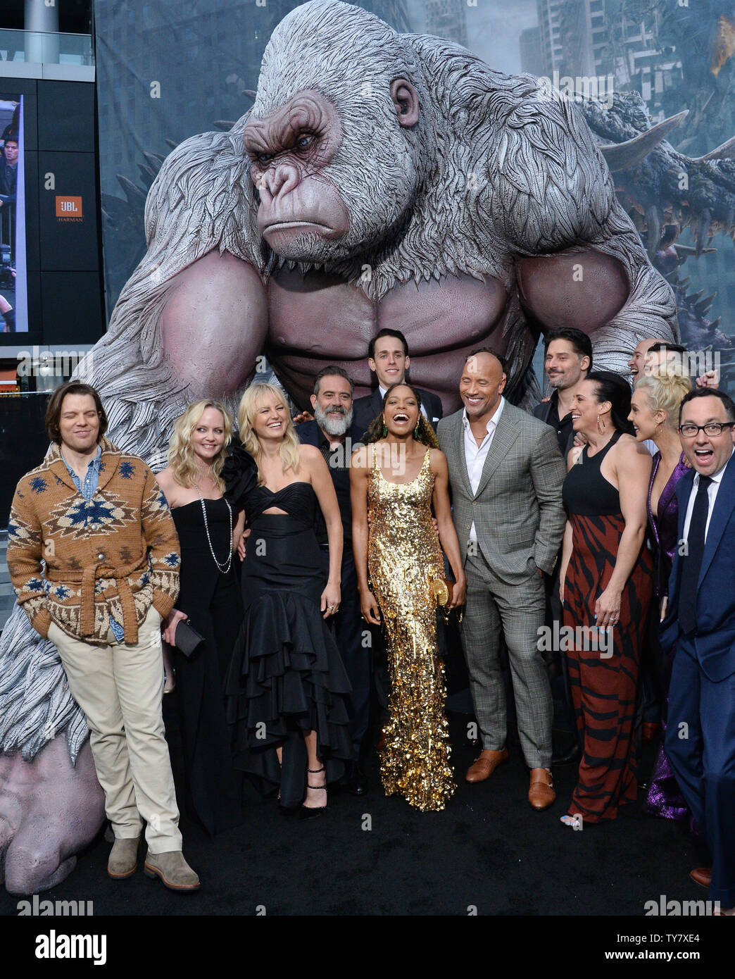 Acteurs de gauche Jake Lacy , Marley Shelton, Malin Akerman, Jeffrey Dean Morgan, Jason Liles, Naomie Harris, Dwayne Johnson et Joe Manganiello assister à la première mondiale de la motion picture sci-fi 'Rampage' au théâtre de Microsoft dans le centre-ville de Los Angeles le 4 avril 2018. Scénario : Le film suit un primatologue qui doivent s'équipe avec George, un gorille albinos qui se transforme en une créature de taille énorme à la suite d'une expérience hors-la, afin d'arrêter une invasion de monstres. Photo par Jim Ruymen/UPI Banque D'Images