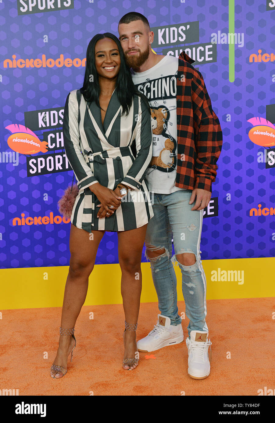 Kansas City Chiefs tight end Travis Kelce (R) et Kayla Nicole assister à Nickelodeon's KIds' Choice Awards 2018 Sport au Barker Hangar à Santa Monica, Californie le 19 juillet 2018. Photo de Chris Chew/UPI Banque D'Images