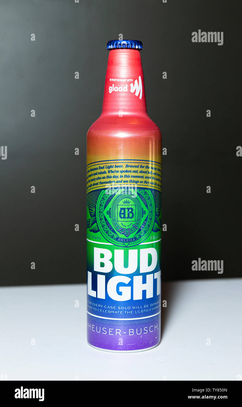 New York, États-Unis. 25 Juin, 2019. Édition spéciale de la bière Bud Light sur l'affichage à Stonewall 50 NYC Pride Monde Gamechangers en partenariat avec GLAAD au Théâtre SVA Crédit : Lev Radin/Pacific Press/Alamy Live News Banque D'Images