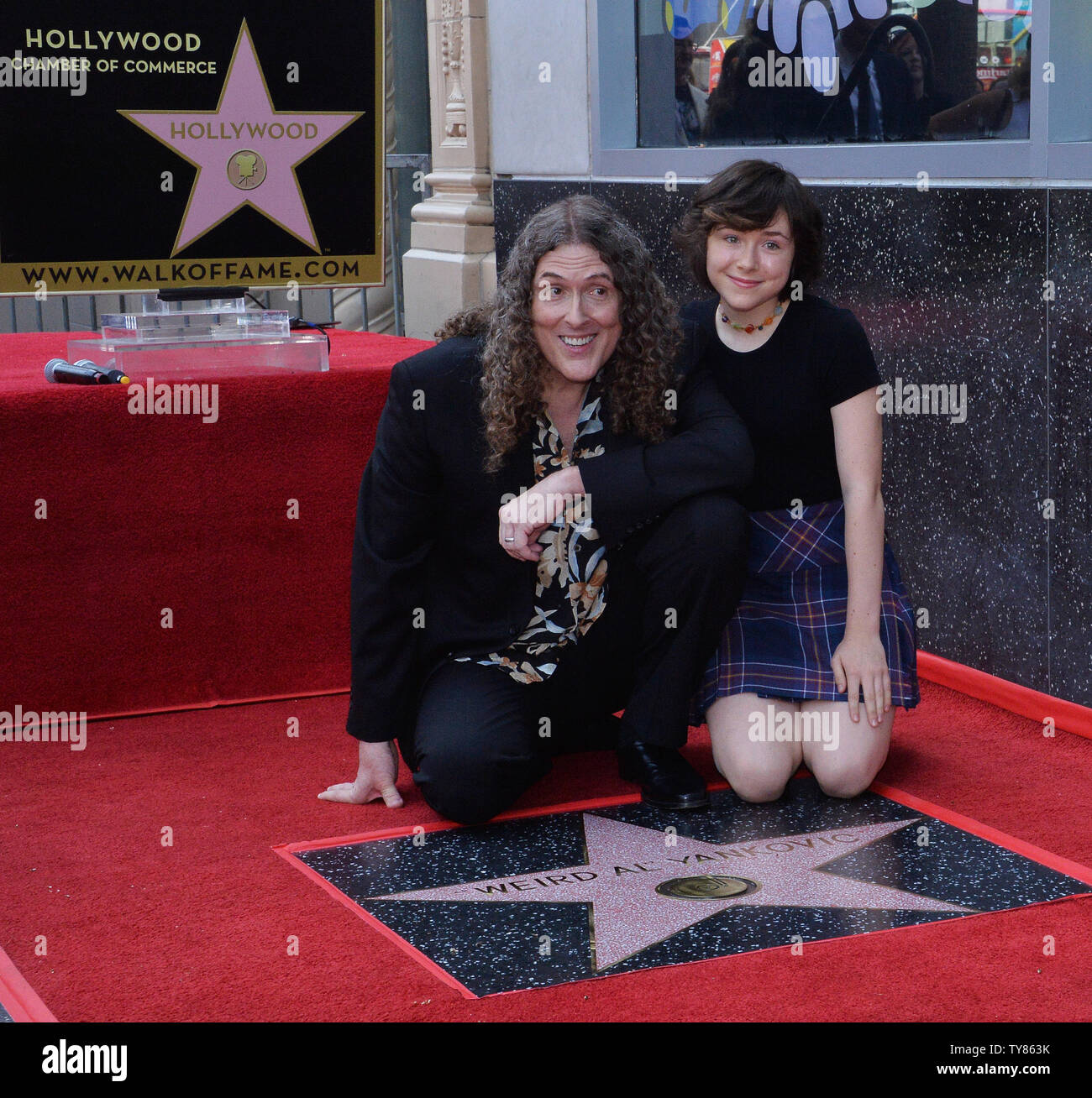 Grammy-winning encore de satirique 'Weird Al' Yankovic est rejoint par son épouse Suzanne Yankovic (L) et leur fille Nina Yankovic (R) au cours d'une cérémonie de dévoilement d'honorer avec le 2,643ème étoile sur le Hollywood Walk of Fame à Los Angeles le 27 août 2018. Photo par Jim Ruymen/UPI Banque D'Images