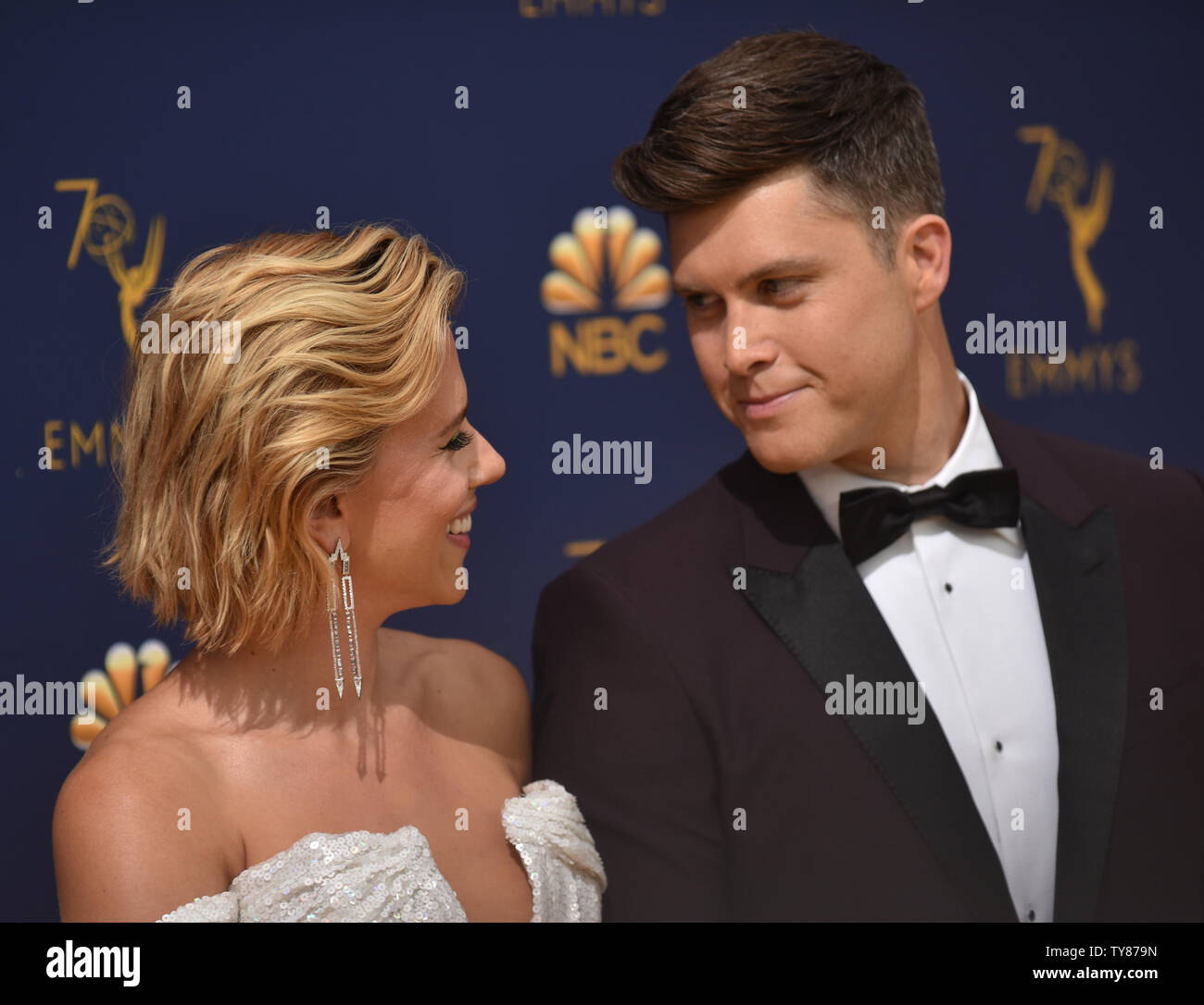 Acteurs Scarlett Johansson (L) et Colin Jost assister au 70e congrès annuel de Primetime Emmy Award lors du Microsoft Theatre dans le centre-ville de Los Angeles le 17 septembre 2018. Photo par Christine Chew/UPI Banque D'Images