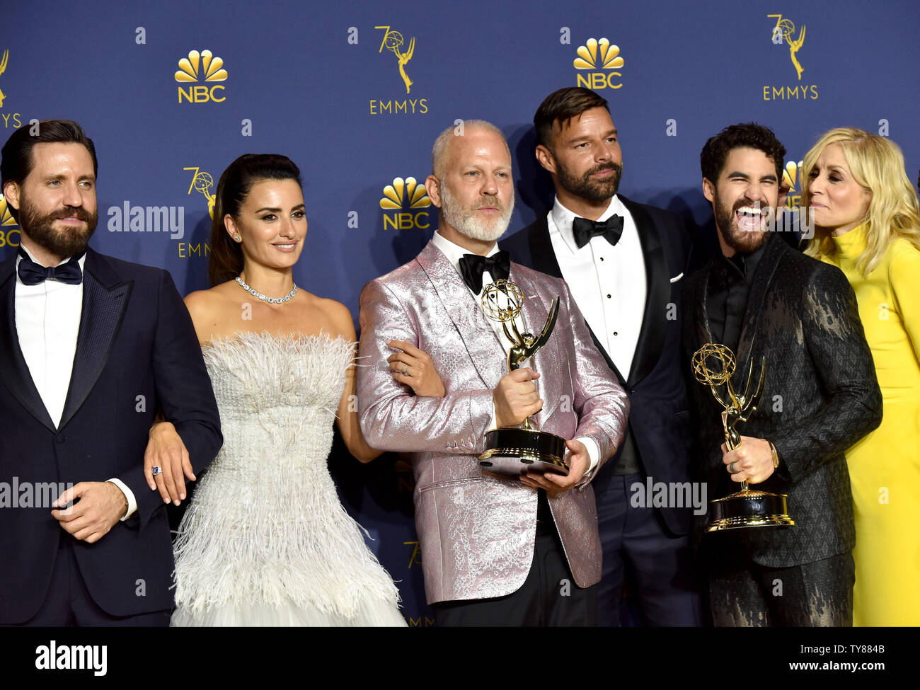 Edgar Ramirez, Penelope Cruz, Ryan Murphy, Ricky Martin, Darren Criss et Judith Light, lauréats du prix d'excellence prix série limitée de 'l'Assassinat de Gianni Versace : American Crime Story' apparaissent dans les coulisses pendant la 70e Primetime Emmy Awards annuels lors du Microsoft Theatre dans le centre-ville de Los Angeles le 17 septembre 2018. Photo par Christine Chew/UPI Banque D'Images