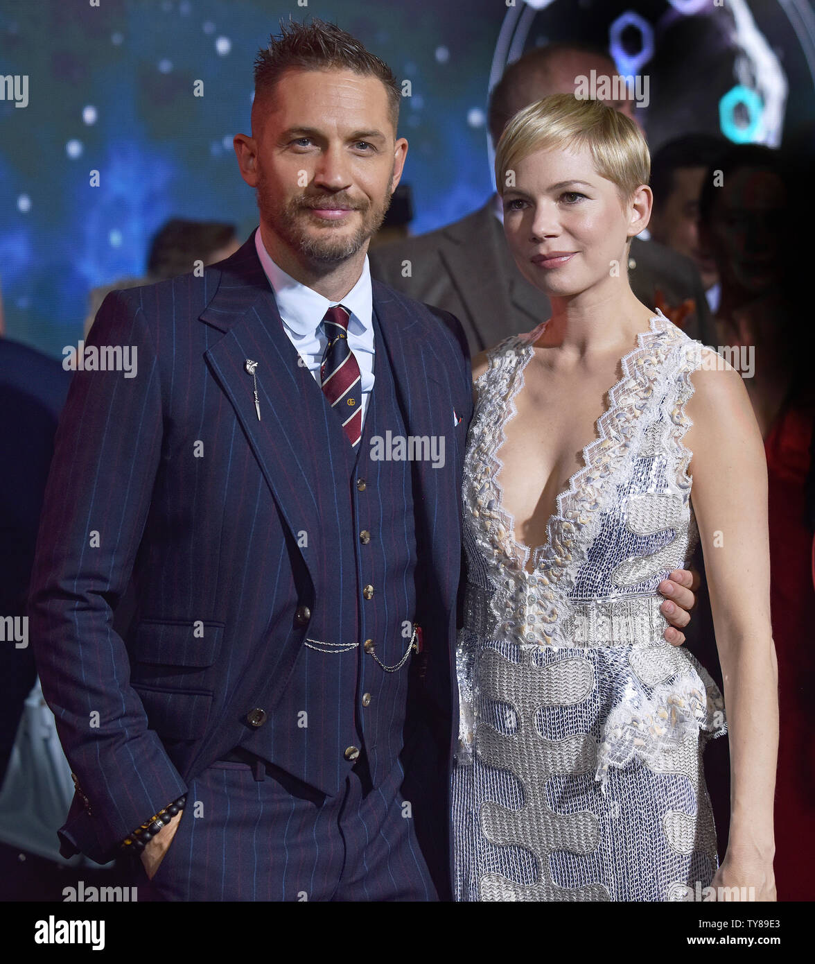 Tom Hardy (L) et Michelle Williams assister à la première de 'Venom' au Regency Village Theatre de Los Angeles, Californie le 1 octobre 2018. Photo de Chris Chew/UPI Banque D'Images