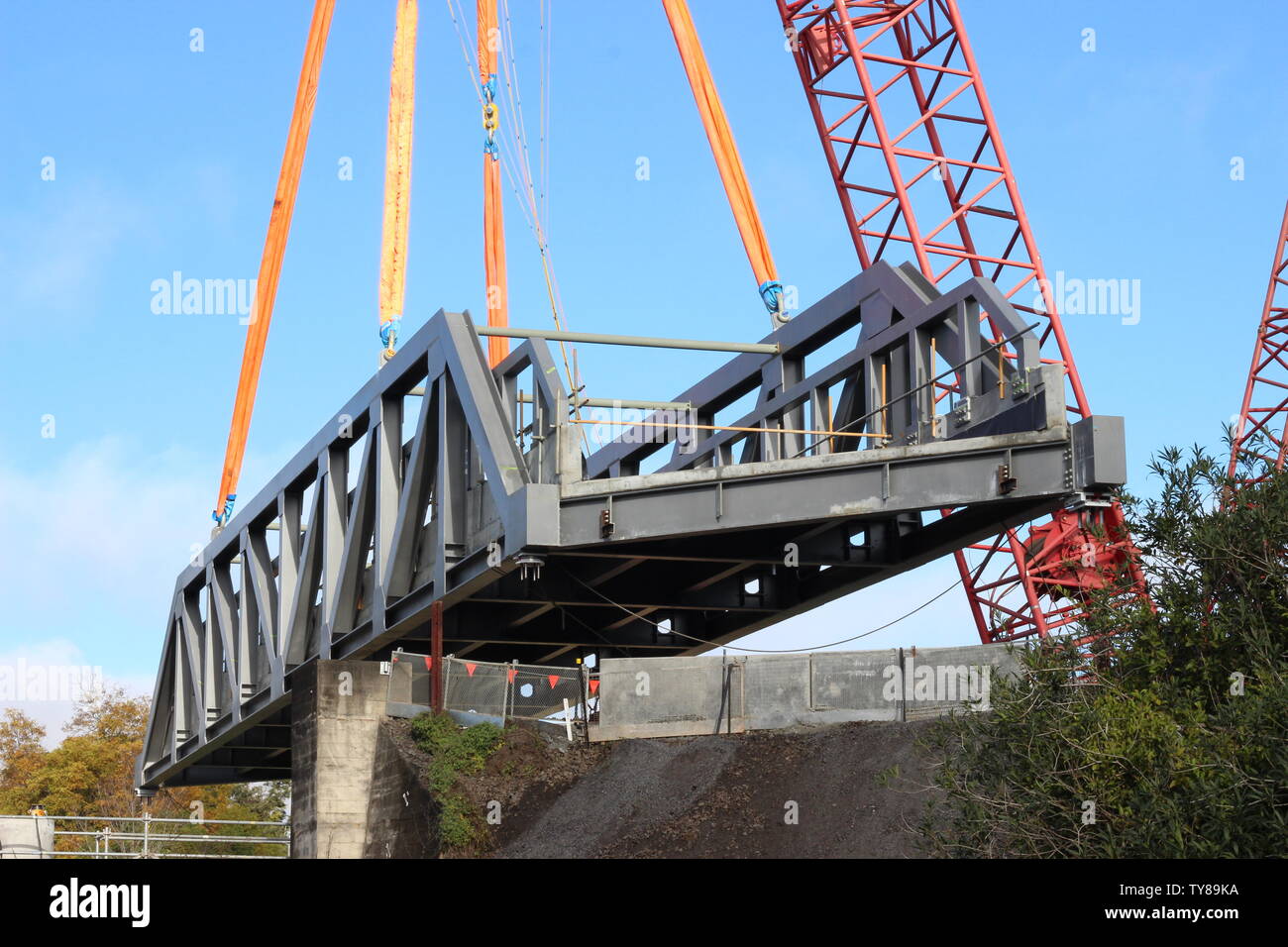 Section de rail en acier mises en place par grande grue dans Grafton NSW Australie Banque D'Images