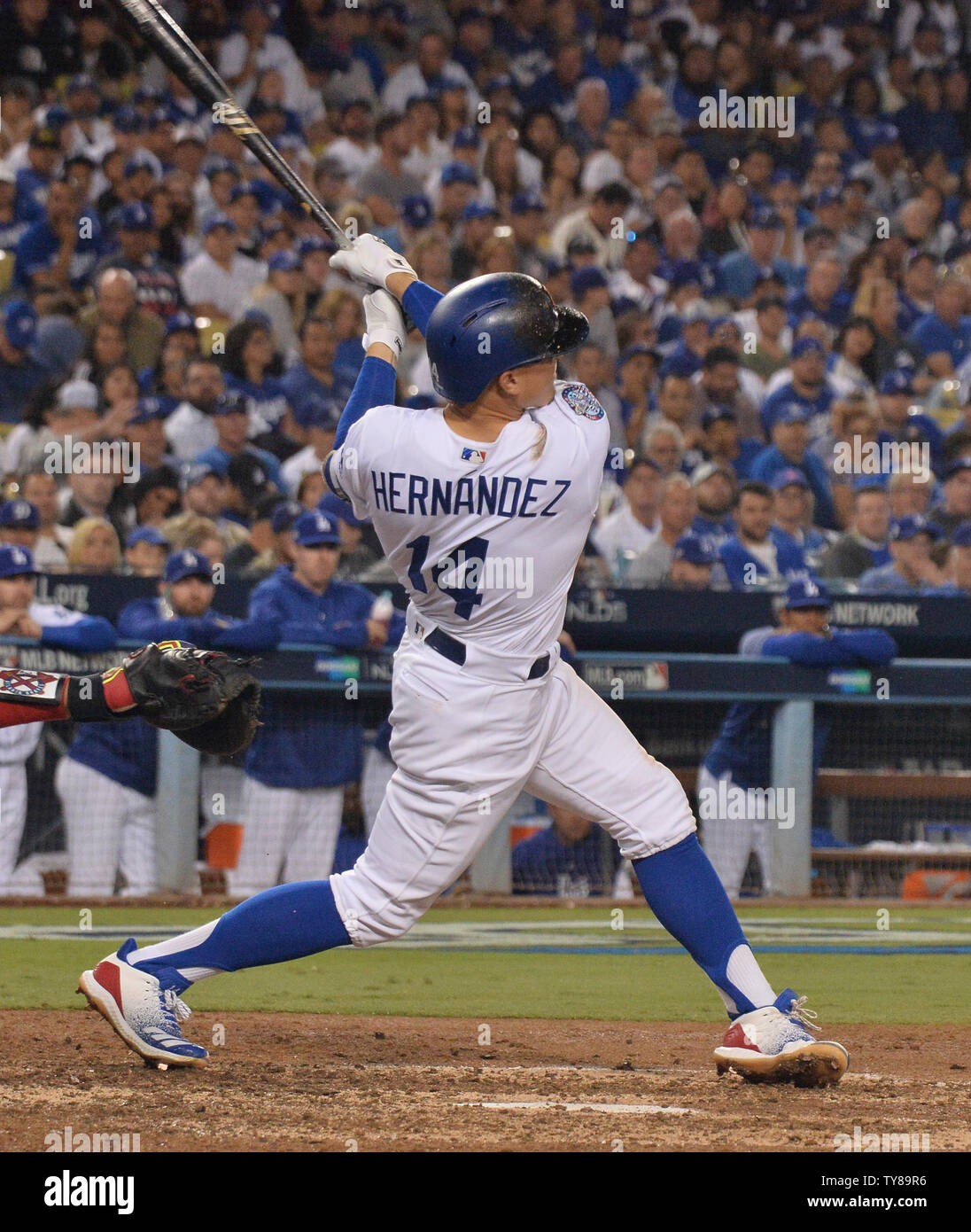 Los Angeles Dodgers Enrique Hernandez (14) blastes une solo accueil run-off de baseball des Braves d'Atlanta Brad Brach en sixième manche de l'un jeu de la Ligue nationale contre la série Division Dodgers de Los Angeles au Dodger Stadium à Los Angeles le 4 octobre 2018. Photo par Jim Ruymen/UPI Banque D'Images