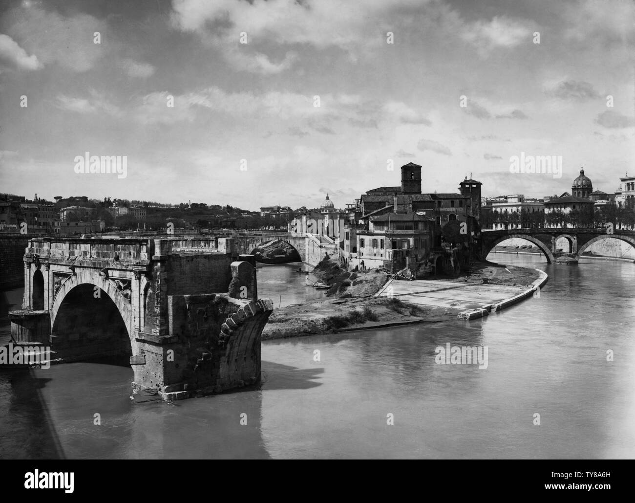 Rome, Isola Tiberina, ponte rotto, 1950 Banque D'Images